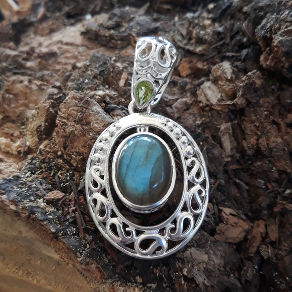 Sterling Silver Blue Labradorite Pendant - Picture 12 of 15